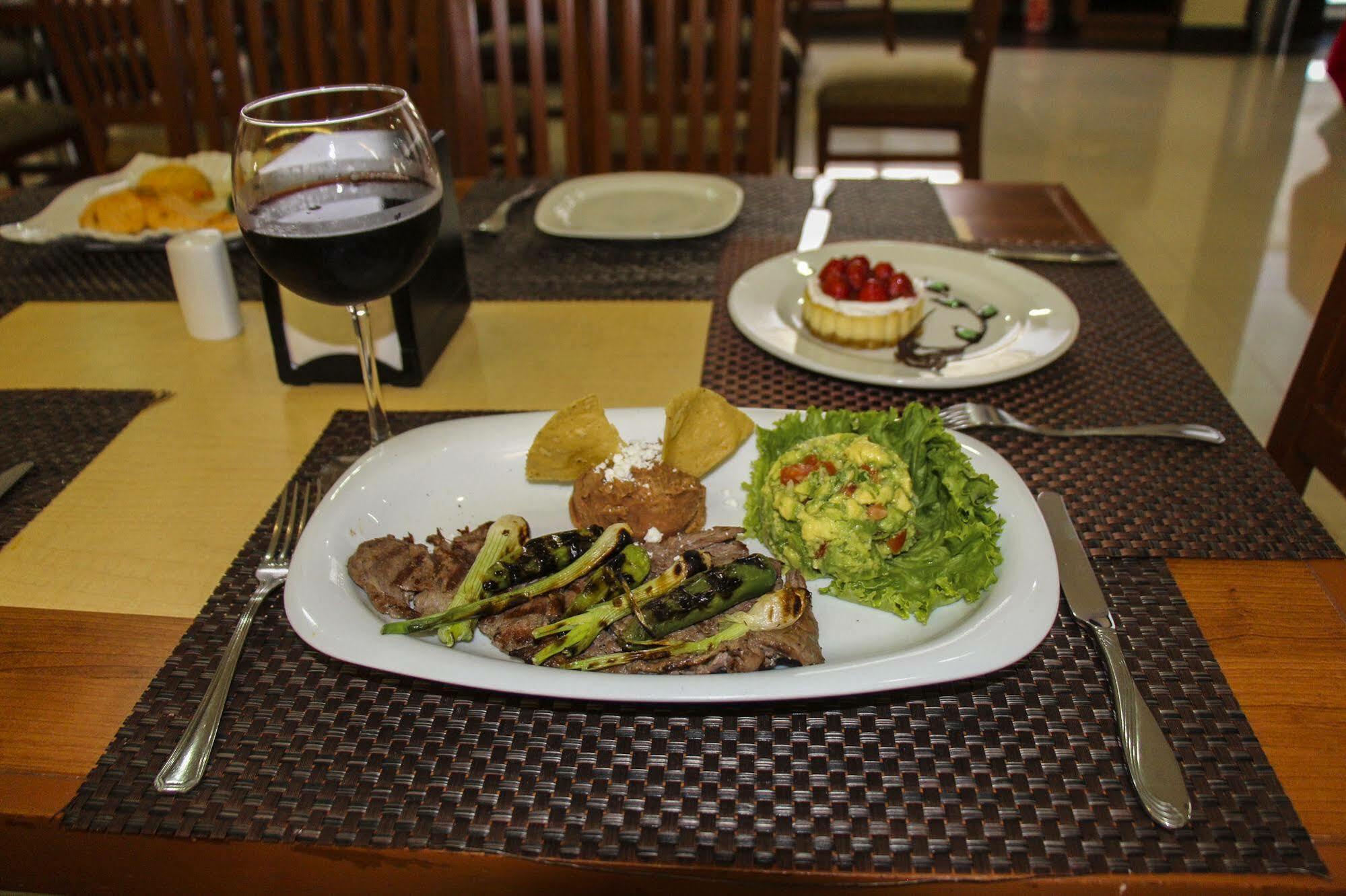 Hotel Soleil Business Class Celaya Екстер'єр фото
